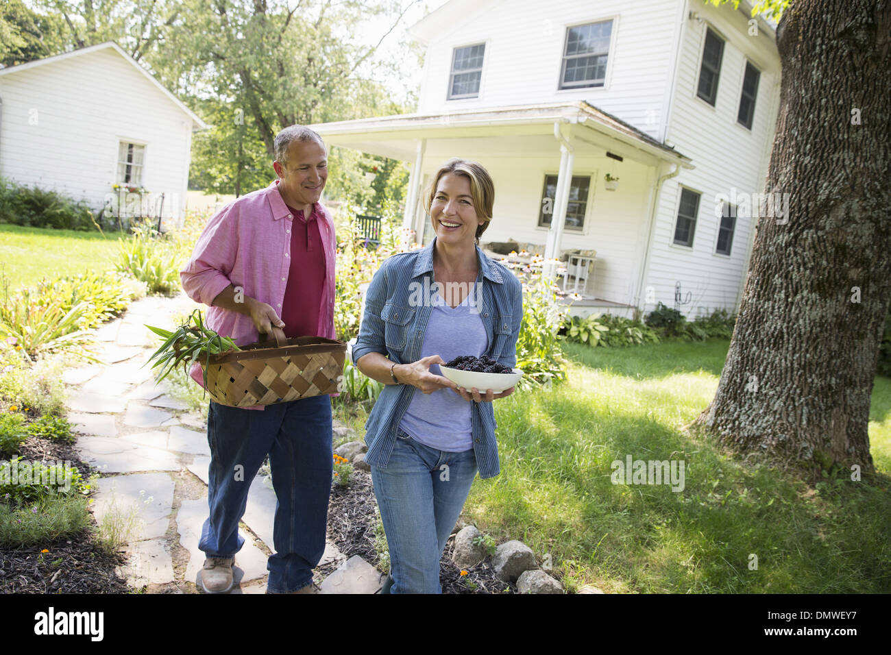 L'été une famille garing dans une ferme. Un repas partagé un retour à la maison. Banque D'Images