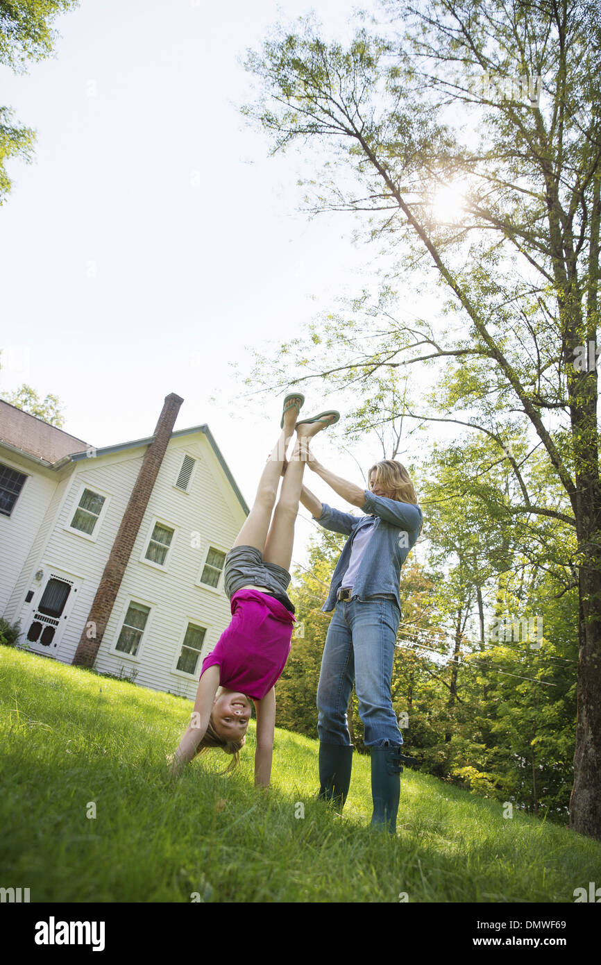 L'été une famille garing dans une ferme. Un repas partagé un retour à la maison. Banque D'Images
