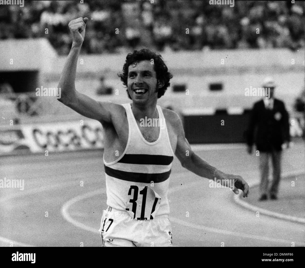 10 septembre 1974 - Rome, Italie - BRENDAN FOSTER, né le 12 janvier 1948, est l'ancien coureur de longue distance, qui a remporté une médaille de Bronze au Jeux Olympiques de 1976, il a également fondé la Great North Run. Sur la photo : Foster célèbre sa victoire au championnat d'athlétisme européen. (Crédit Image : © Keystone Photos USA/ZUMAPRESS.com) Banque D'Images