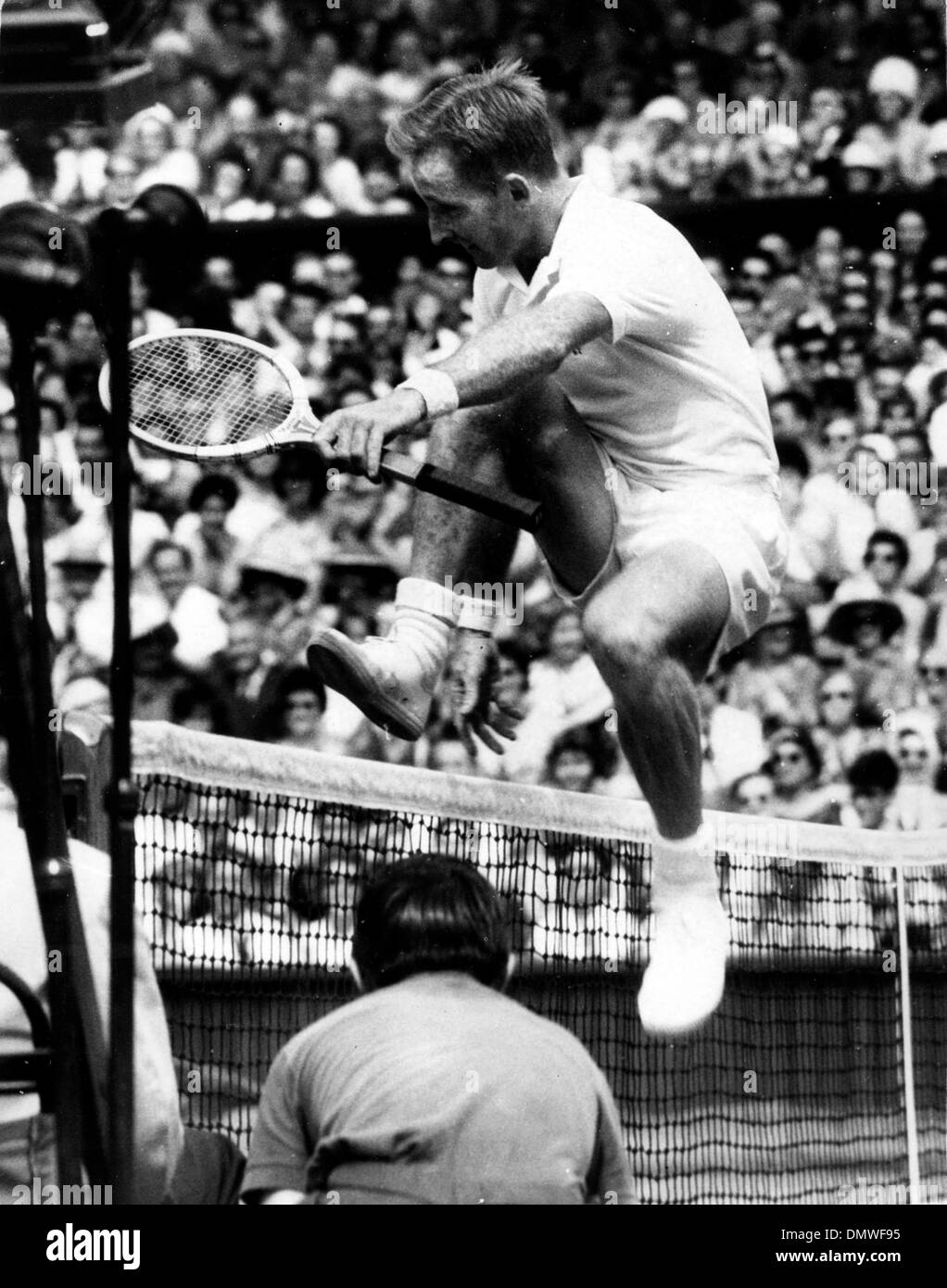 7 juillet 1961 - Wimbledon, Angleterre, Royaume-Uni - Australien Rod Laver bat C. McKinley provenant des États-Unis dans la finale du tournoi de Wimbledon, la notation 6-2, 6-1 et 6-4. Sur la photo : Laver saute le filet pour serrer la main de McKinley après le match. (Crédit Image : © Keystone Photos USA/ZUMAPRESS.com) Banque D'Images