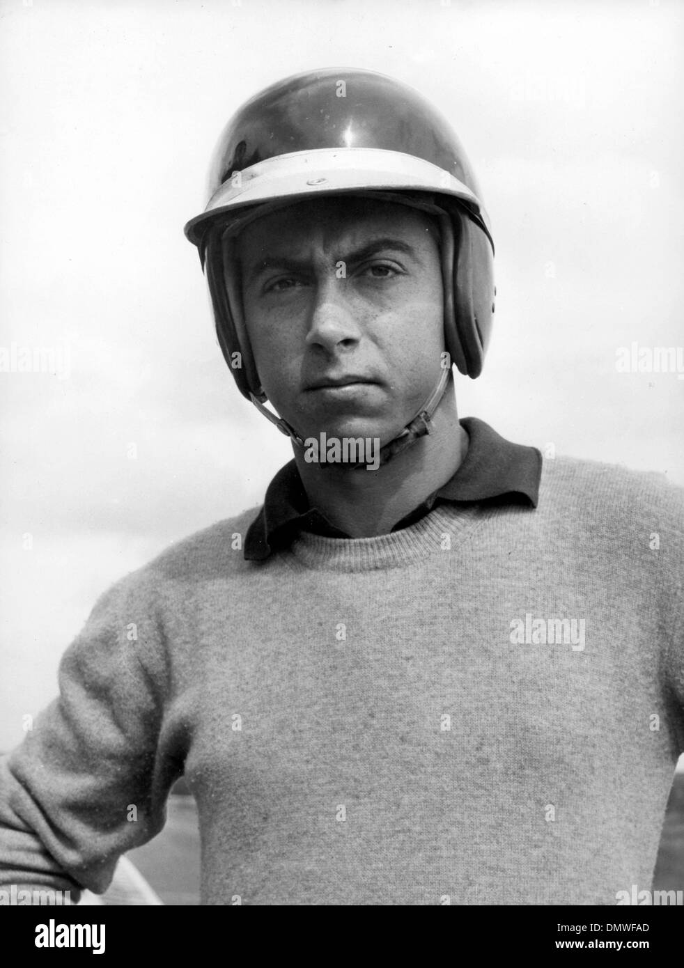 Oct 07, 1963 ; Rome, Italie ; Antonio Ascari âgés de 21 fils de célèbre motocar driver champion Alberto Ascari, mort le 1955 au cours d'un essai d'une Ferrari sur l'autodrome de Monza, veut imiter son grand père. En dépit de mauvais destin qui semble suivre la famille Ascari, le jeune Antonio suit une formation spéciale destinée aux pilotes motocars autodrome de Rome à Vallelunga, l'UEDN Banque D'Images