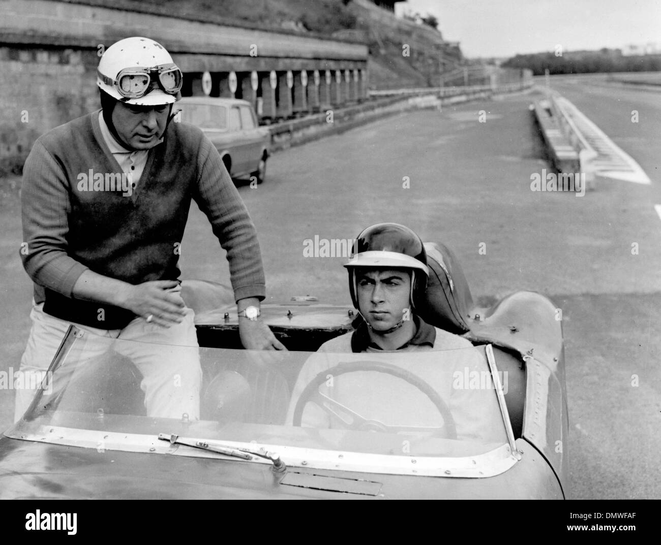 Oct 07, 1963 ; Rome, Italie ; Antonio Ascari âgés de 21 fils de célèbre motocar driver champion Alberto Ascari, mort le 1955 au cours d'un essai d'une Ferrari sur l'autodrome de Monza, veut imiter son grand père. En dépit de mauvais destin qui semble suivre la famille Ascari, le jeune Antonio suit une formation spéciale destinée aux pilotes motocars autodrome de Rome à Vallelunga, l'UEDN Banque D'Images