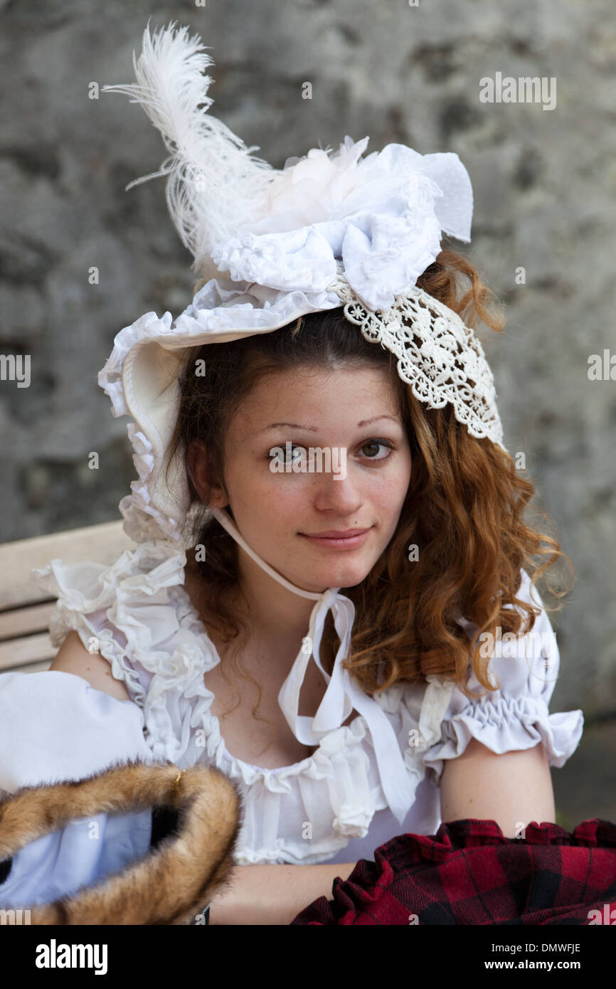 Amboise soir d'été marché, jeune fille en vêtements à l'ancienne smiling Banque D'Images