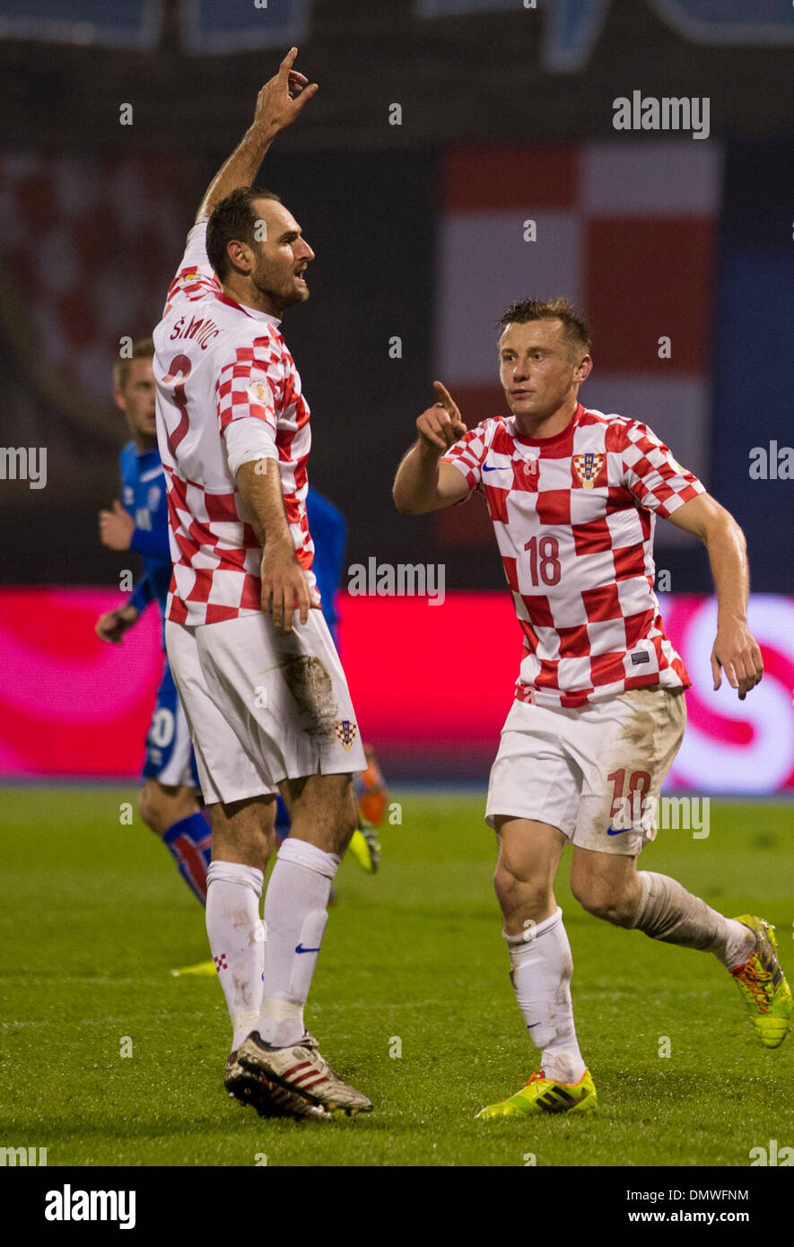 (131217) -- ZAGREB, le 17 décembre 2013 (Xinhua) -- Photo prise le 19 novembre 2013 montre Josip Simunic de Croatie (L) au cours des gestes 2014 FIFA World Cup Match de qualification contre l'Islande au stade Maksimir de Zagreb, Croatie. La Croatie a remis la FIFA defender Josip Simunic 10 interdiction de jeu pour lui faire manquer la Coupe du monde entier après avoir mené fans en un chant pro-nazi après le play-off gagner sur l'Islande le mois dernier. Le conseil d'administration du football mondial a confirmé lundi que l'interdiction Simunic débutera à la Coupe du Monde au Brésil, et qu'il sera également interdit de pénétrer dans le stade pour l'un de ses chef d'accusation Banque D'Images