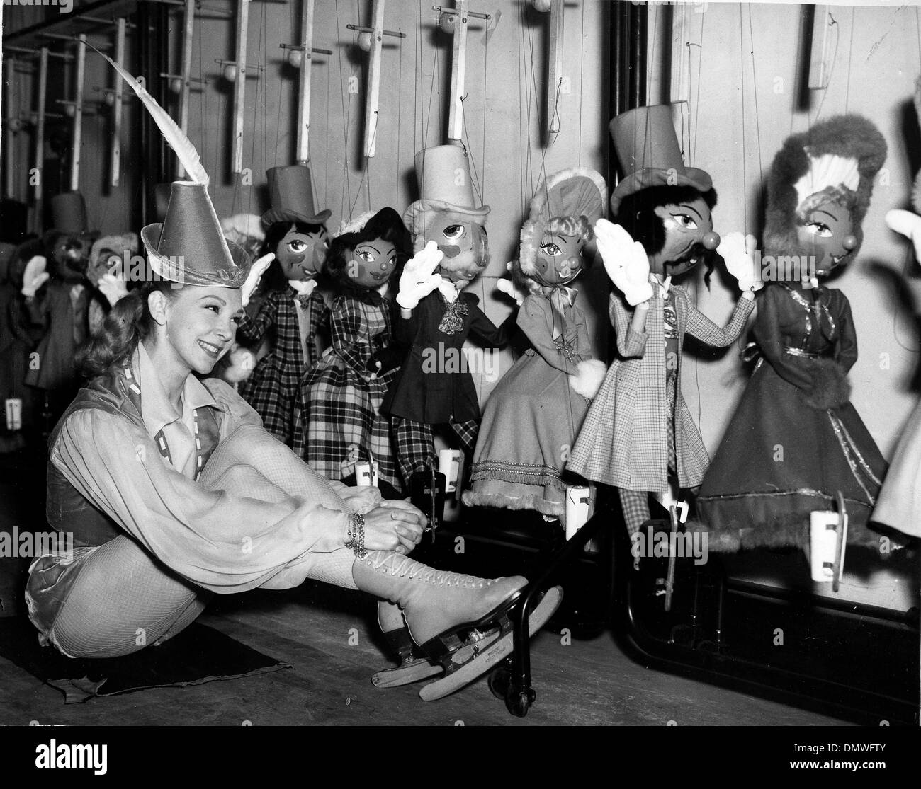 Sep 16, 1967 ; Londres, Royaume-Uni ; Patinage sur glace et danseuse MARIA BELITA POSÉE EST GLADYS LYNE JEPSON-TURNER. (Crédit Image : © Keystone Photos USA) Banque D'Images