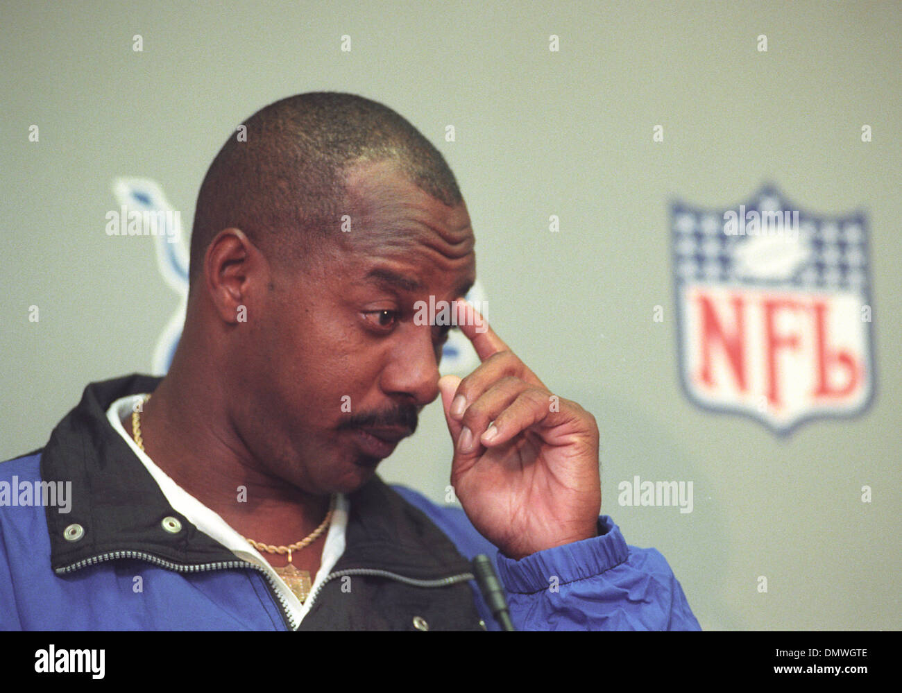 Oct 05, 1995 - Pontiac, MI, USA - NFL Detroit Lions de large récepteur et ancienne star de l'Université du Michigan ANTHONY CARTER annonce sa retraite du football. L'un des premiers récepteurs dans la NFL au cours de sa carrière, Carter accompli de nombreux exploits dans ses 11 ans comme un pro. Certains de Carter's réalisations comprennent : 7 635 verges de réception ; 52 les captures de toucher des roues ; 105 matchs consécutifs w Banque D'Images