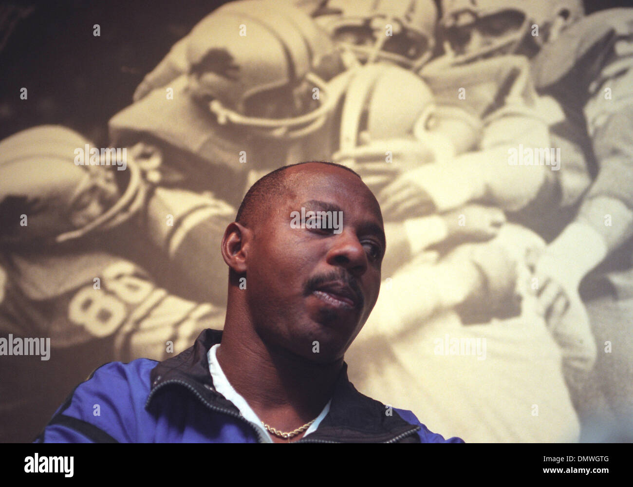 Oct 05, 1995 - Pontiac, MI, USA - NFL Detroit Lions de large récepteur et ancienne star de l'Université du Michigan ANTHONY CARTER annonce sa retraite du football. L'un des premiers récepteurs dans la NFL au cours de sa carrière, Carter accompli de nombreux exploits dans ses 11 ans comme un pro. Certains de Carter's réalisations comprennent : 7 635 verges de réception ; 52 les captures de toucher des roues ; 105 matchs consécutifs w Banque D'Images