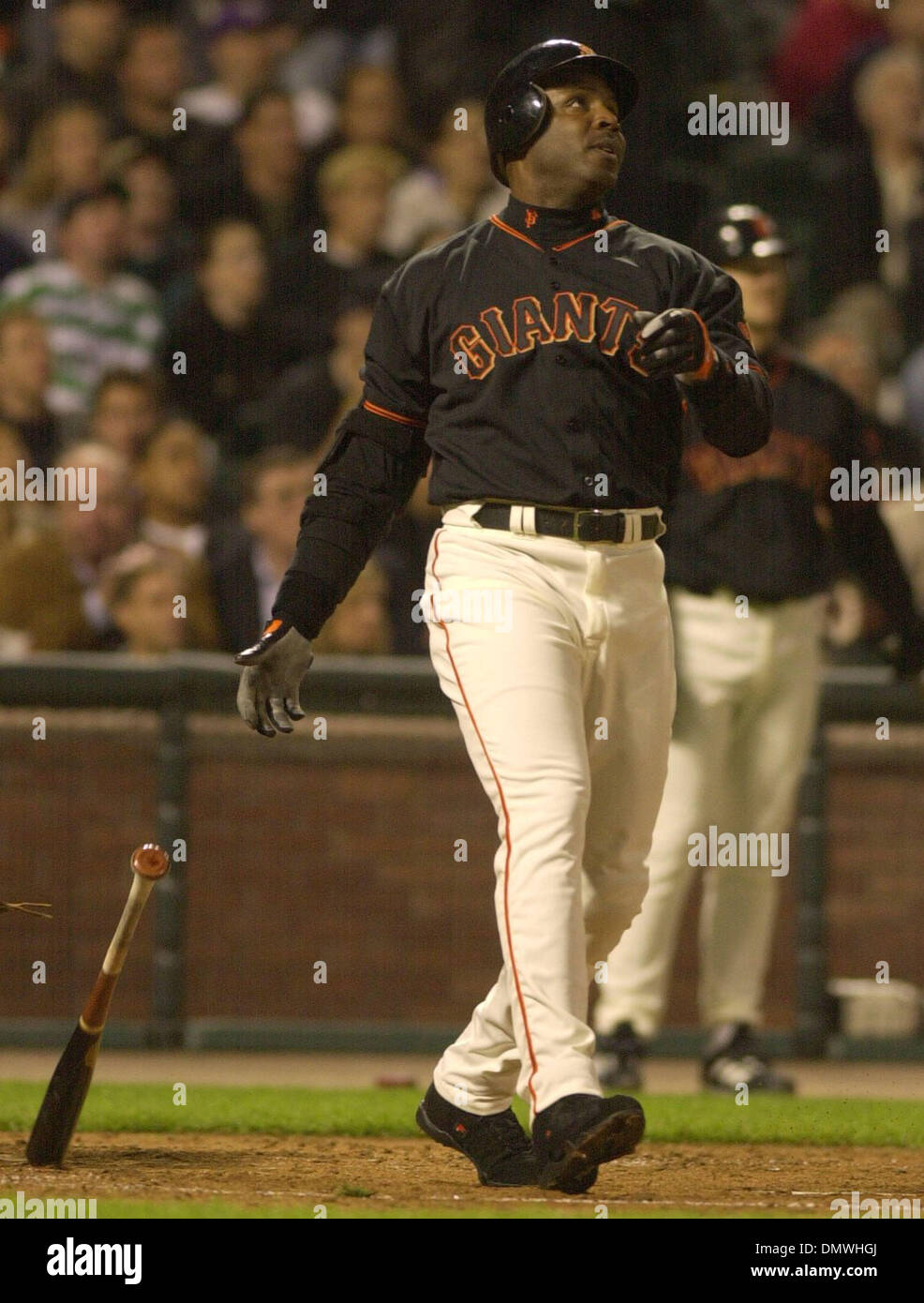 11 mai, 2001 ; San Francisco, CA, USA ; Giants de San Francisco Barry Bonds, # 25, garde un œil sur la balle comme il frappe son 509e coup de circuit contre New York Mets pitcher Steve Trachsel, # 29, dans la 4e manche de leur jeu le vendredi 11 mai 2001 à Pacific Bell Park à San Francisco, Californie Banque D'Images