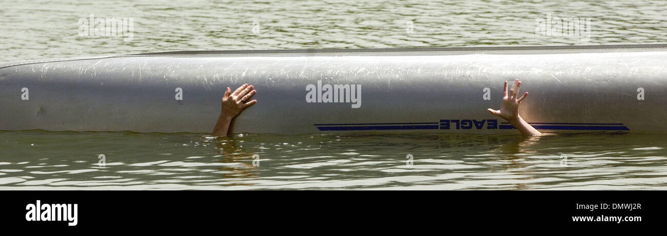 Mai 11, 2001, Berkeley, CA, USA ; Hanshika Shetty, 11, à gauche, et Clara Williams, 15, atteignent jusqu'à partir de la sous leur canot renversé. Cela faisait partie de leur ville de Berkeley Canoë classe qui leur a appris à propos de canot de sauvetage et de traiter avec un bateau chaviré. Cette photo a été prise au parc aquatique à Berkeley en Californie le mercredi, Juillet 11, 2001. Banque D'Images