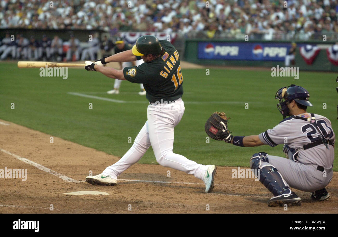 Oct 13, 2001 ; Oakland, CA, USA ; Oakland A's Jason Giambi hits dans un choix joueurs défensifs en quatrième manche en cours de jeu contre les Yankees de New York chez Network Associates Colosium à Oakland, Californie à la Division de la ligue américaine sur la série Samedi, Octobre, 13, 2001. Jermaine Dye a été à la deuxième base. Banque D'Images