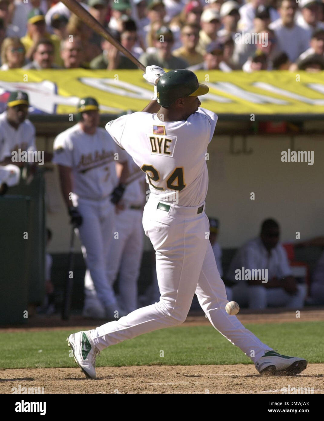 Oct 14, 2001 ; Oakland, CA, USA ; Oakland A's Jermaine Dye fautes un pas hors de sa jambe au cours de la troisième manche du match de la ligue américaine quatre séries de la Division contre les Yankees de New York à Network Associates Coliseum à Oakland, Californie le dimanche, 14 octobre 2001. Banque D'Images