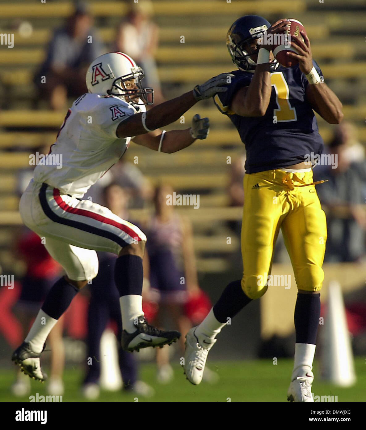 Nov 03, 2001, Berkeley, CA, USA ; Cal's Jemeel Powell, # 1, intercepte une note de l'intention pour l'Arizona's Johnny Jackson, n° 9, au 4ème trimestre de leur jeu samedi, 3 novembre 2001 au Memorial Stadium à Berkeley, Californie Arizona beat Cal 38-24. Banque D'Images