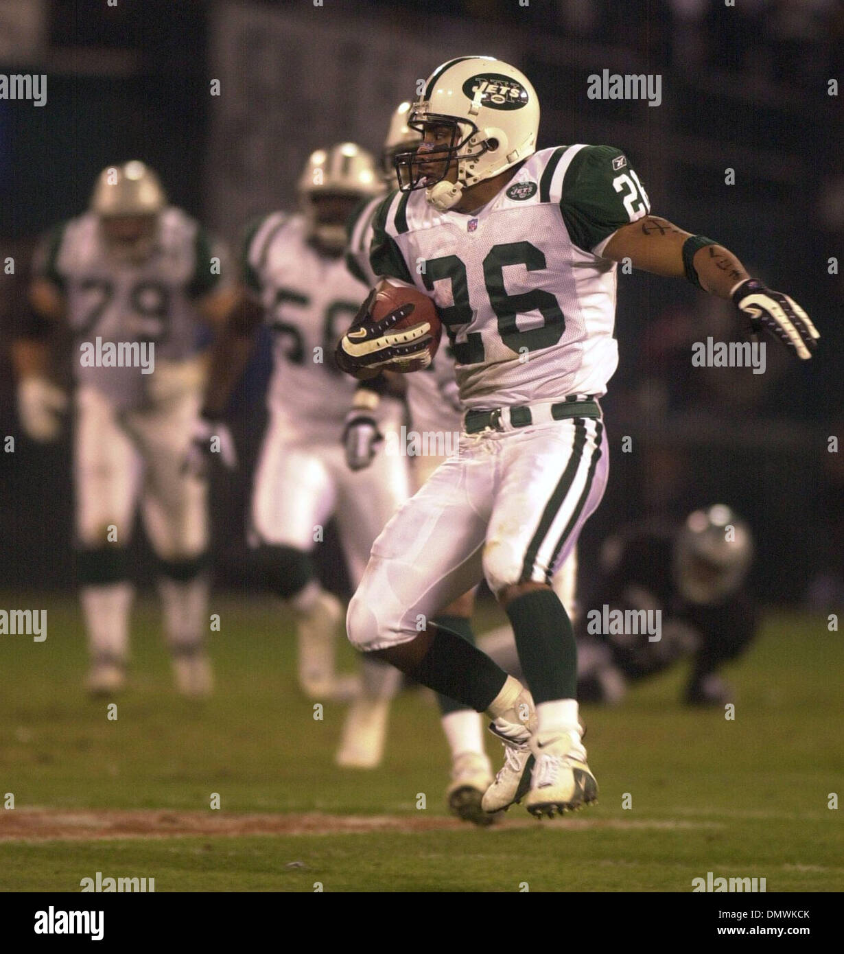 Jan 12, 2002 ; Oakland, CA, USA ; les membres des forces armées et de la police le drapeau américain sur le terrain pour Aoste Aoste avant le début de l'Oakland Raiders et les New York Jets NFL wild-card match chez Network Associates Coliseum à Oakland, Californie, le samedi, 12 janvier 2002. Banque D'Images