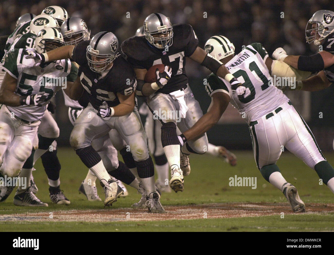 Jan 12, 2002 ; Oakland, CA, USA ; Raider, Tyrone Wheatley, 47 ans, est attrapée par Jet, Steve Martin, 91, au cours de 3e trimestre jouer entre les Oakland Raiders et les New York Jets à la NFL wild-card match chez Network Associates Coliseum à Oakland, Californie, le samedi, 12 janvier 2002. Banque D'Images