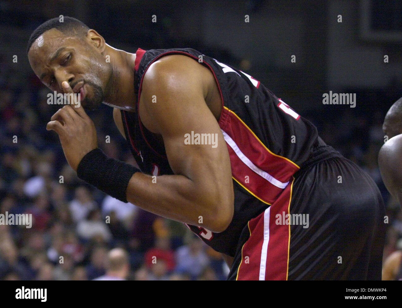 Jan 14, 2002 ; Oakland, CA, USA ; tout en se tenant à la ligne, Miami Heats' Alonzo Mourning, # 33, demande un ventilateur guerriers de se taire pendant que les Guerriers d'Oakland Bob Sura, # 3, tire un coup franc dans la 1ère période de leur jeu le lundi 14 janvier 2002, à l'Oakland Arena à Oakland, Californie Banque D'Images