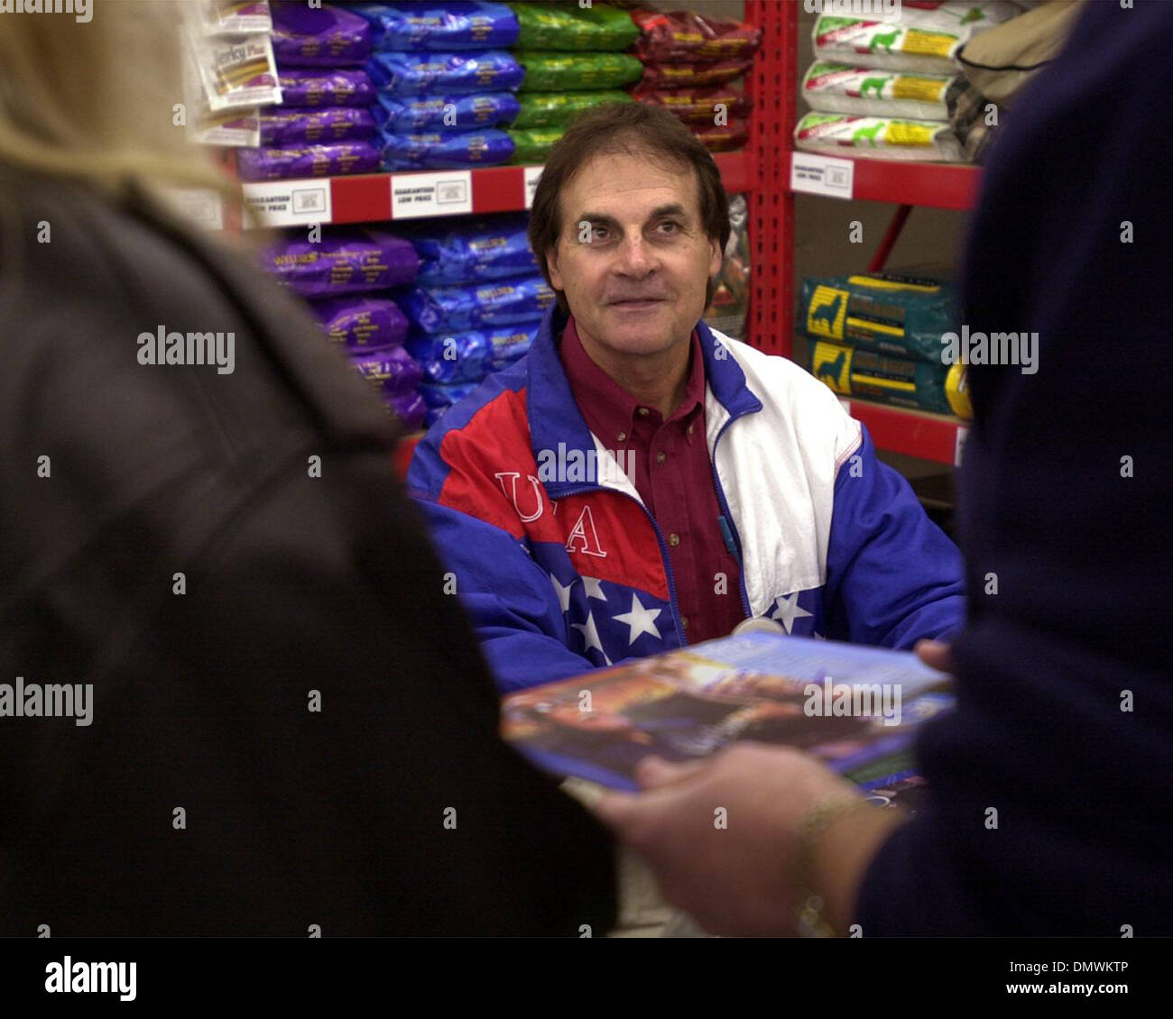 Jan 27, 2002 ; San Ramon, CA, USA ; St. Louis Cardinals manager Tony La Russa s'entretient avec les clients de la nouvelle boutique express d'aliments pour animaux de compagnie à San Ramon, Californie le Dimanche, Janvier 27, 2002. La Russa a été sur place pour signer des autographes et discuter avec les clients ainsi que des membres de son Animal Rescue Foundation. Banque D'Images