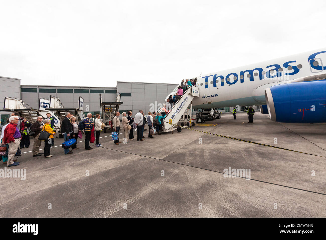 Les passagers d'un vol de Thomas Cook à l'aéroport de Bristol, Angleterre, Royaume-Uni Banque D'Images