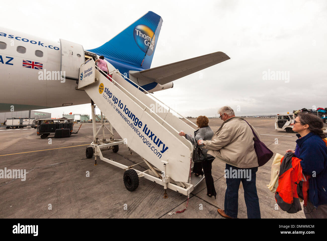 Les passagers d'un vol de Thomas Cook à l'aéroport de Bristol, Angleterre, Royaume-Uni Banque D'Images