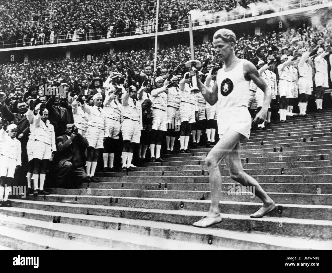 2 août 1936 - Berlin, Allemagne - La flamme olympique portée par un athlète allemand au cours de la cérémonie d'ouverture des Jeux olympiques à Berlin en Allemagne. (Crédit Image : © Keystone Photos USA/ZUMAPRESS.com) Banque D'Images