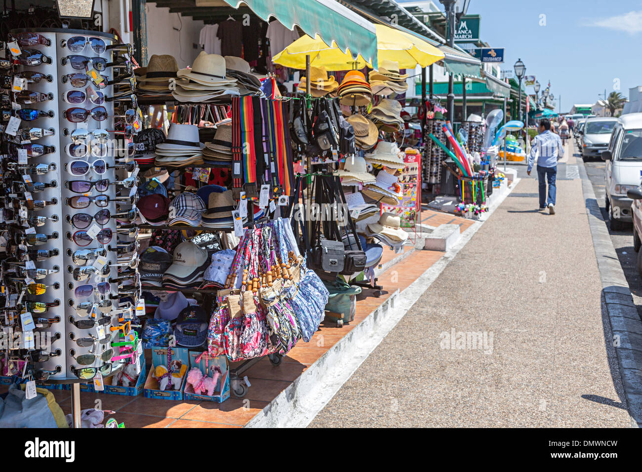 Front de mer resort magasins vendant des chapeaux et des lunettes de soleil, Playa Blanca, Lanzarote, îles Canaries, Espagne Banque D'Images
