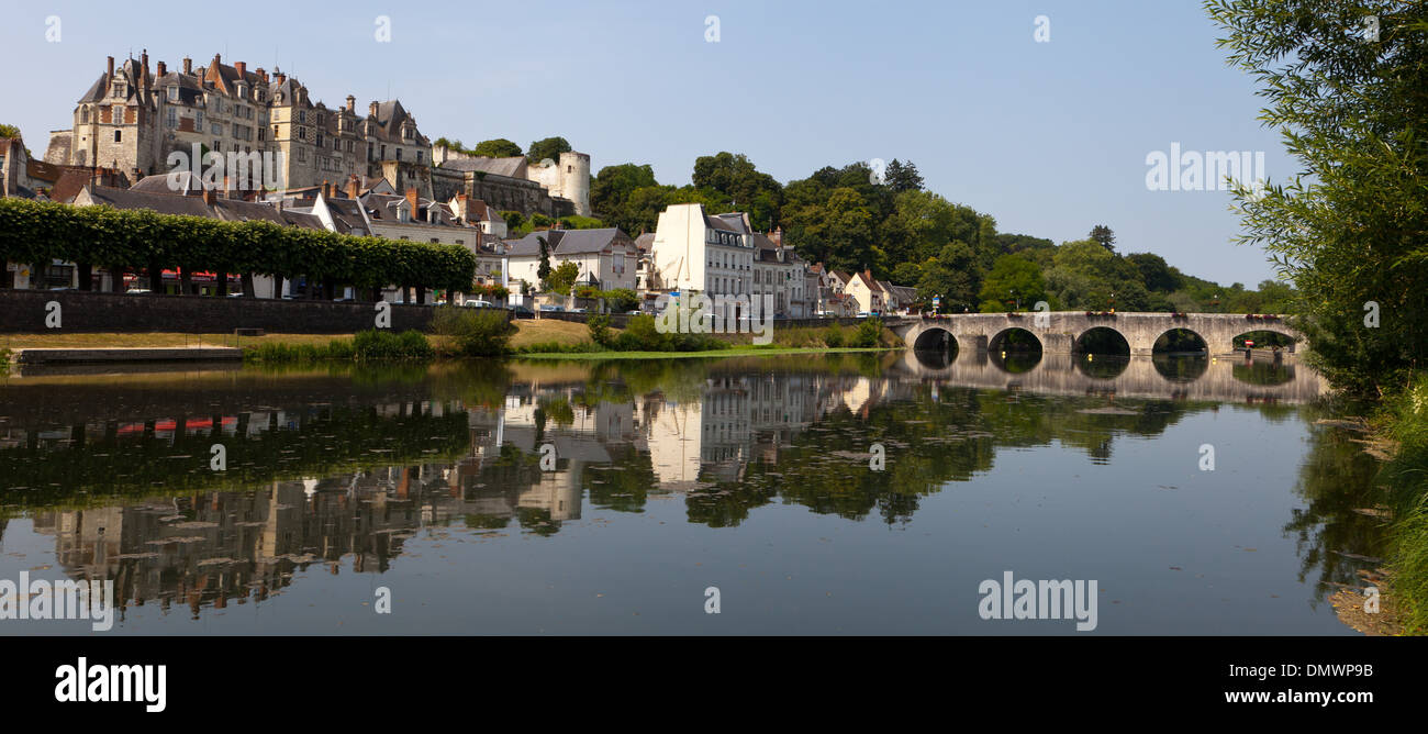 Vue sur le château de Mehun-sur-Yèvre à partir de l'autre côté de la rivière à la recherche vers la ville Banque D'Images