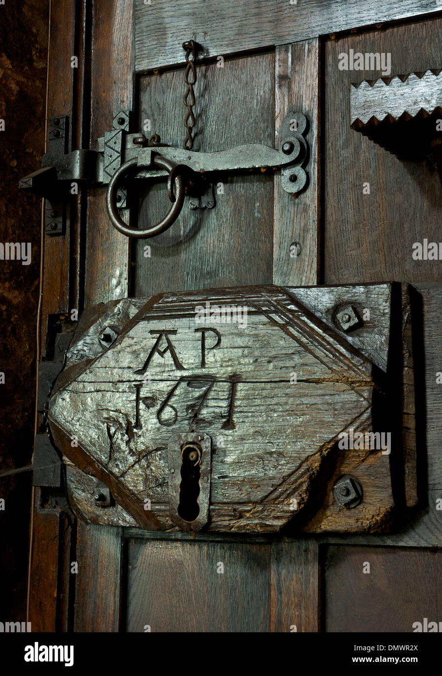 Serrure ancienne en bois avec les initiales 'AP' et la date, 1671, Juan Vicente église, Parc National de Lake District, Cumbria, Angleterre, Royaume-Uni Banque D'Images