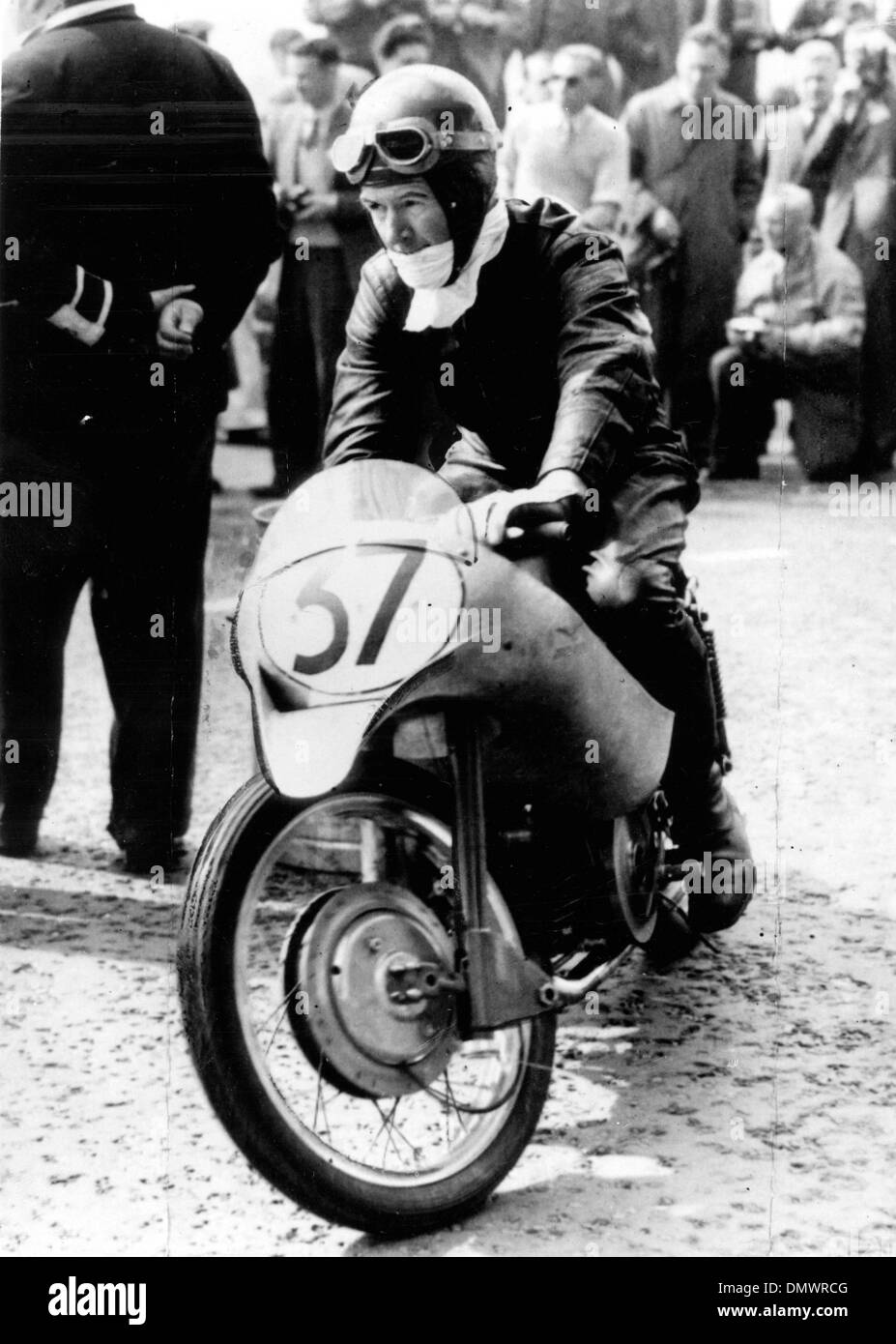 11 juin 1953 - L'île de Man, Île de Man - Riding un Italien Moto Guzzi, FERGUS ANDERSON (9 février 1909 - 6 mai 1956) a remporté le lightweighht 250 c.c. événement dans le T.A. racing à l'île des hommes d'hier. Sur son deuxième tour, il bat le record du circuit à 85,52 milles Photo : F. Anderson, vu comme il a chauffé sa Moto Guzzi avant le début. (Crédit Image : © Keystone Photos USA Banque D'Images