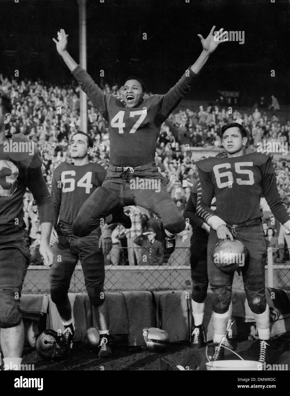 Nov 28, 1953 ; Wembley, Londres ; l'US Air Forces in Europe, la finale du championnat de football a eu lieu au stade de Wembley à Londres entre les roquettes, United Kingdon champions et Landstuhl Raiders, champions continental. Dans l'image, de l'DEMBOSKI BOB London de fusées, qui vient de Olean, New York, bondit de joie lorsque des roquettes Londres marquer un essai. (Crédit Image : © Keystone Photos USA Banque D'Images