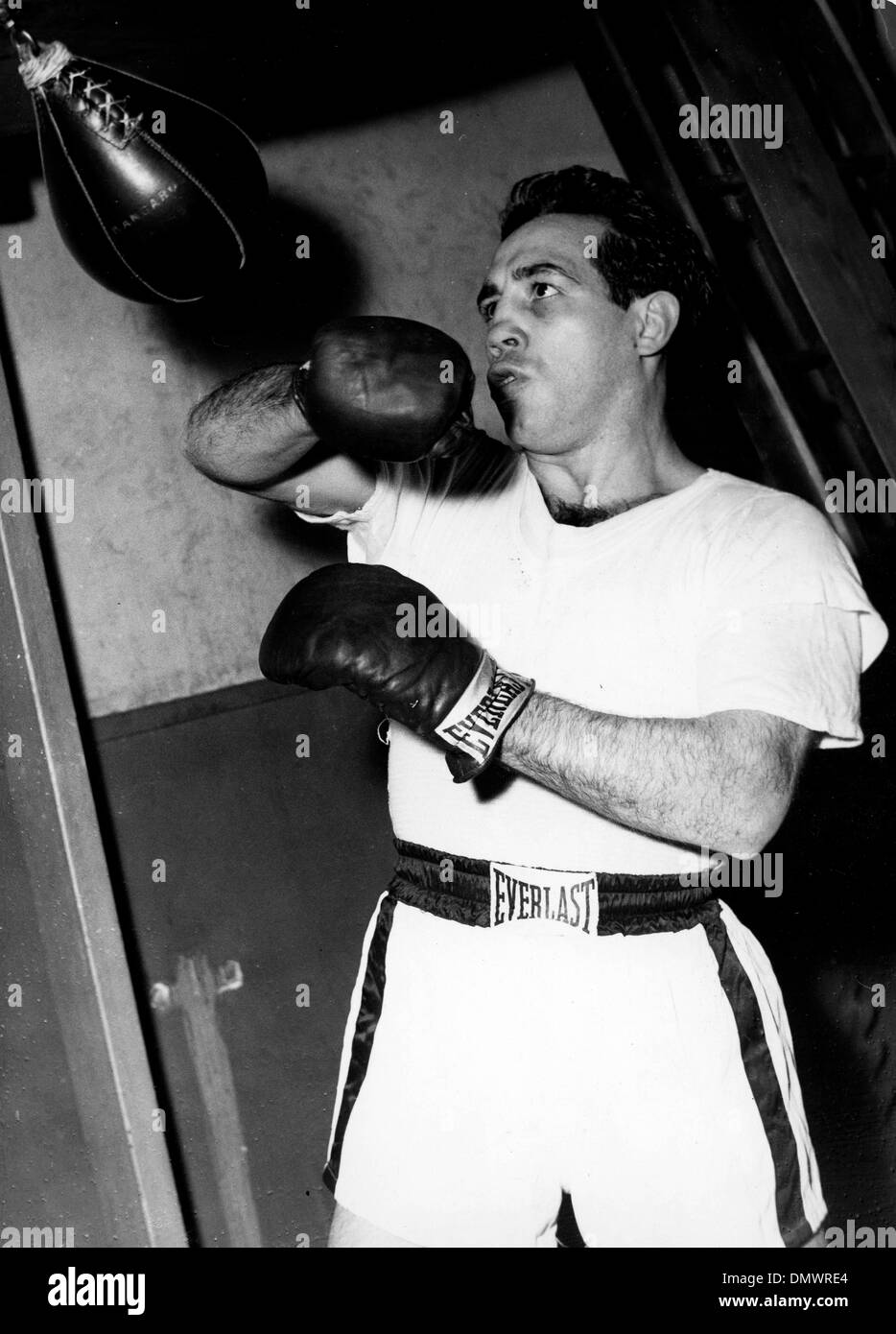 14 janvier 1955 - Paris, France - (photo) DEMARCO PADDY a été un boxeur américain qui a été champion léger en 1954. Sur la photo : DEMARCO PADDY à Paris pour la préparation d'un combat avec Seraphin Ferres. (Crédit Image : © Keystone Photos USA/ZUMAPRESS.com) Banque D'Images