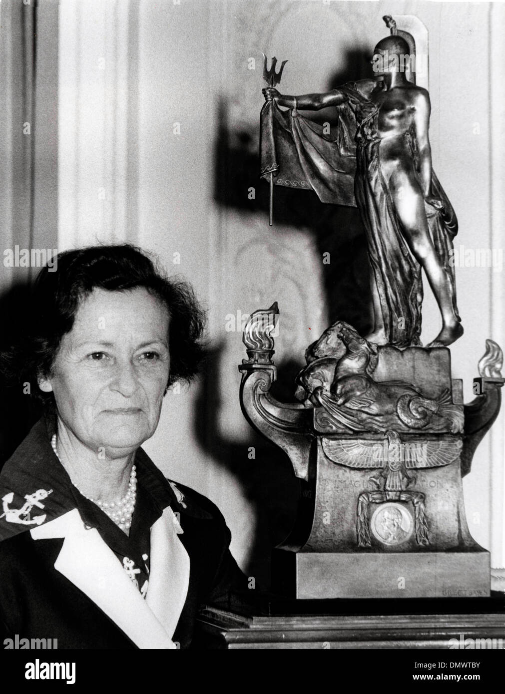 Sep 23, 1981 ; Londres, Royaume-Uni ; la première femme à atteindre 100km/h sur l'eau, DAME ARRAN, a été présenté aujourd'hui avec la Castrol parrainé Segrave Trophy au Club RAC. Elle est la première femme à recevoir le prix "pour les compétences exceptionnelles et courage' sur la terre, l'eau ou dans l'air depuis la Nouvelle Zelande aviatrice Jean Batten, en 1936, et seulement la troisième en tout, l'autre étant Amy Johnson. En août Banque D'Images