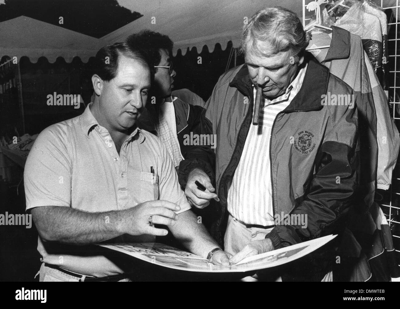 Jan 01, 1985 - San Luis Obispo, Californie, États-Unis - John Madden Celebrity Golf Tournament Director ROD est fou des autographes de JOHN MADDEN. c. 1980, date exacte inconnue. (Crédit Image : © Jeffrey Mai/La Tribune/ZUMAPRESS.com) Banque D'Images