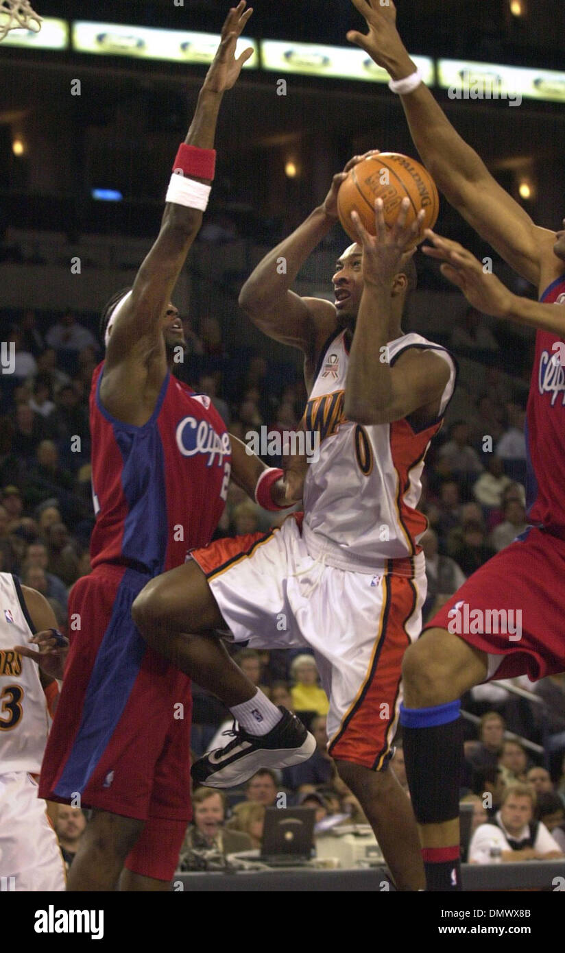 Apr 17, 2002 ; Oakland, CA, USA ; Gilbert Arenas entraîne le lane contre Darius Miles pour 2 de ses 15 première moitié de points contre les San Diego Clippers dans le dernier match de saison régulière de l'année. Banque D'Images