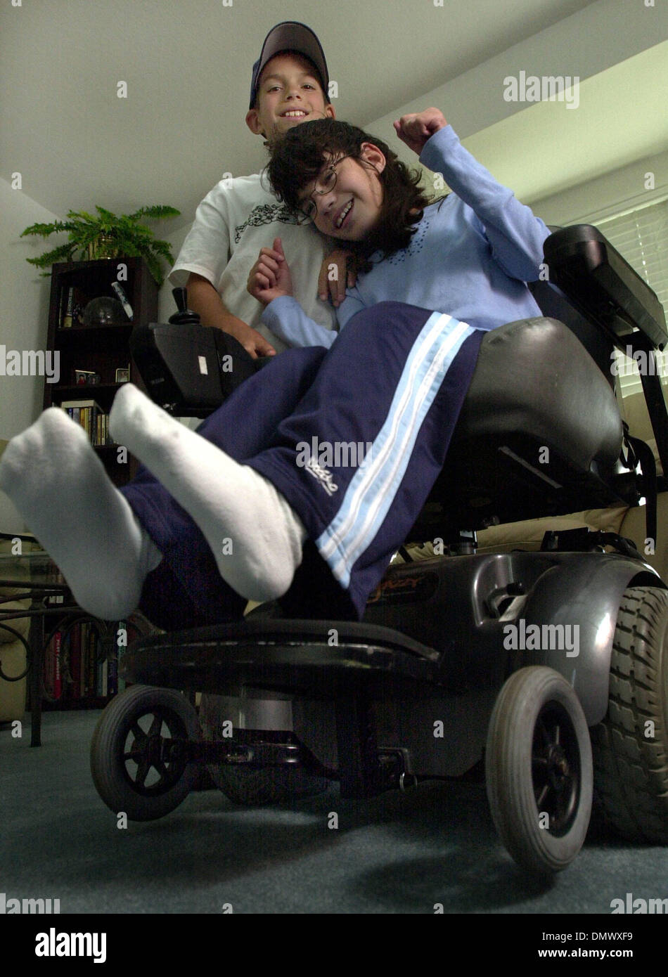 Apr 27, 2002 ; Discovery Bay, CA, USA ; (L-R) Nicholas Alba, 10, se tient derrière sa sœur Danielle Alba(CQ), 13, à l'intérieur de leur mère, Discovery Bay, Californie, accueil Samedi, 27 avril 2002. Danielle souffre de paralysie cérébrale. Banque D'Images