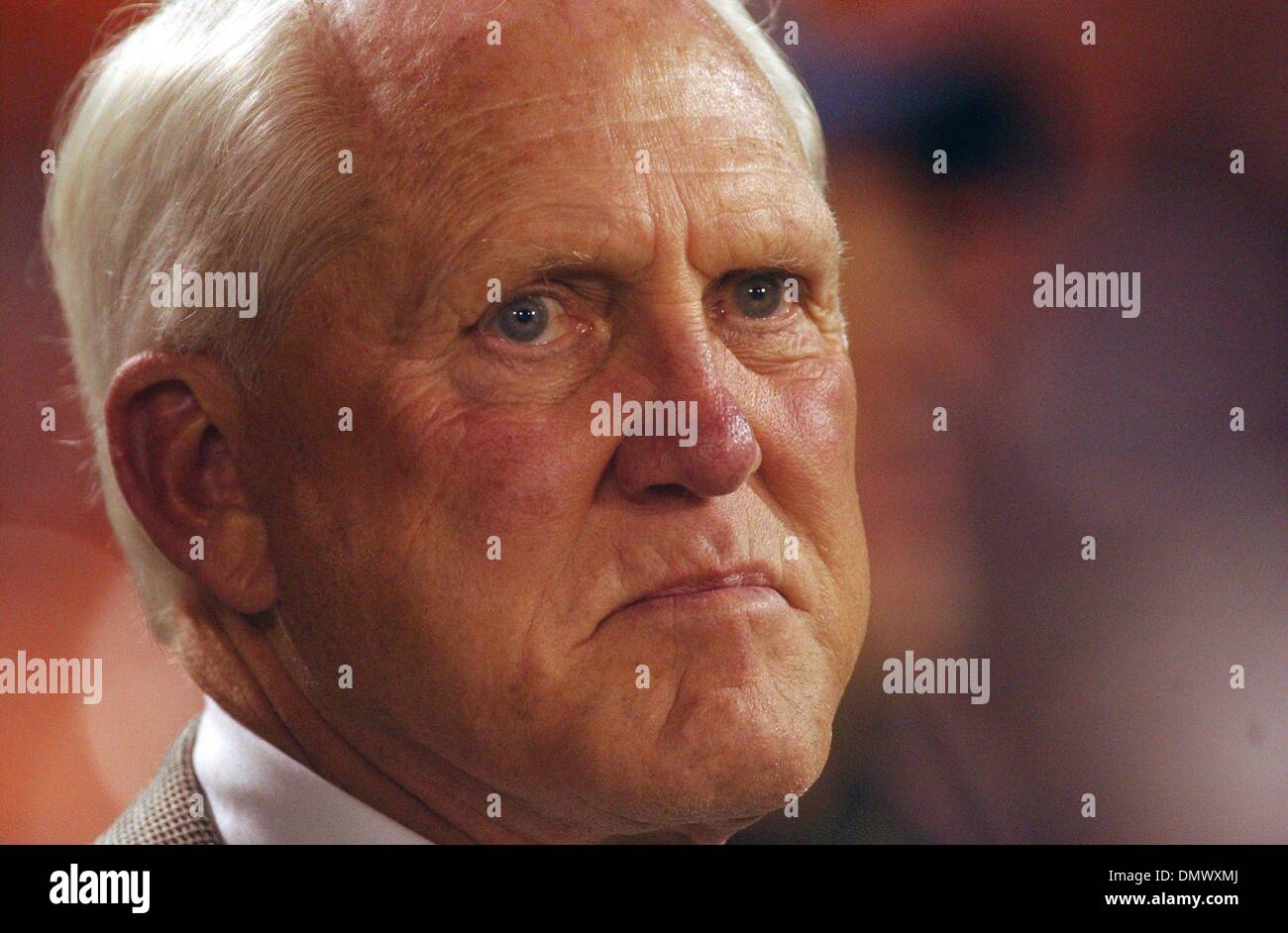 25 novembre 2002 - San Francisco, Californie, USA - BILL WALSH, l'inventeur de la côte ouest de l'infraction, a été l'un des plus grands entraîneurs de football de tous les temps. Walsh, guidé les San Francisco 49ers à trois championnats et six titres de la division Ouest NFC dans ses 10 ans comme entraîneur-chef, est décédé à l'âge de 75 ans, après une longue bataille contre la leucémie. Sur la photo : Bill Walsh a un visage de Dour wa Banque D'Images