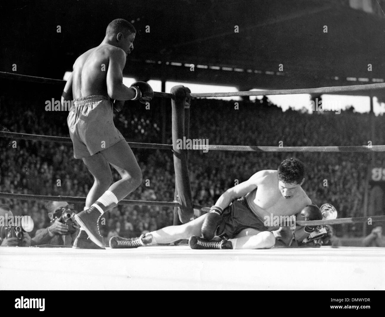 25 avril 1955 - Paris, France - American boxer poids plume PERCY BASSETT  bat le français en plein air lutte à Paris. (Crédit Image : © Keystone  Photos USA/ZUMAPRESS.com Photo Stock - Alamy