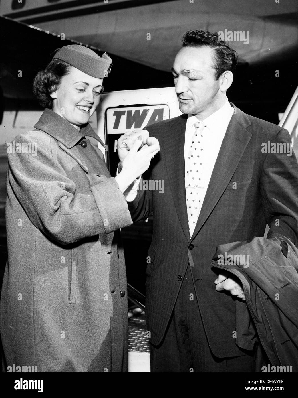 Le 5 novembre, 1955 - New York, NY, USA - boxeur italo-américain CARMEN BASILIO est un combattant champion. Sur la photo : Carmen Basilio hôtesse LUAYINE OHNSTAD TWA impressionne avec son poing. (Crédit Image : © Keystone Photos USA/ZUMAPRESS.com) Banque D'Images