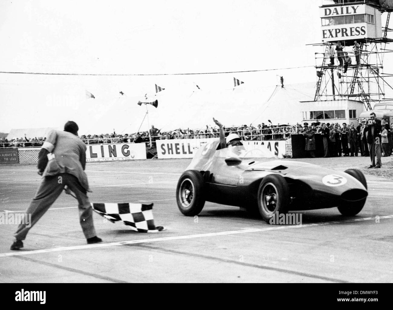 5 mai 1956 - Silverstone, Angleterre, Royaume-Uni - le 180 km course pour le trophée à l'International Daily Express séance à Silverstone a été remporté par Stirling Moss, la conduite d'un British Vanwall, avec une vitesse de 100,47 m.p.h., un record. Sur la photo : passage de mousse la finale lilne à Silverstone. (Crédit Image : © Keystone Photos USA/ZUMAPRESS.com) Banque D'Images