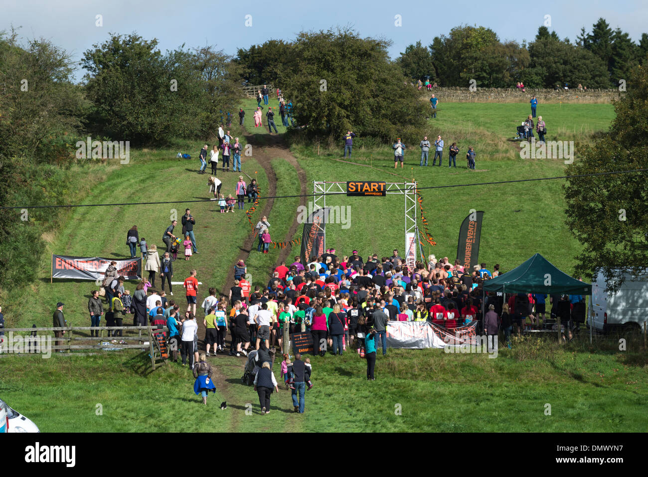 Les concurrents qui traverse la ligne de départ d'un essai d'endurance /race dans le Derbyshire Peak District en Angleterre Banque D'Images