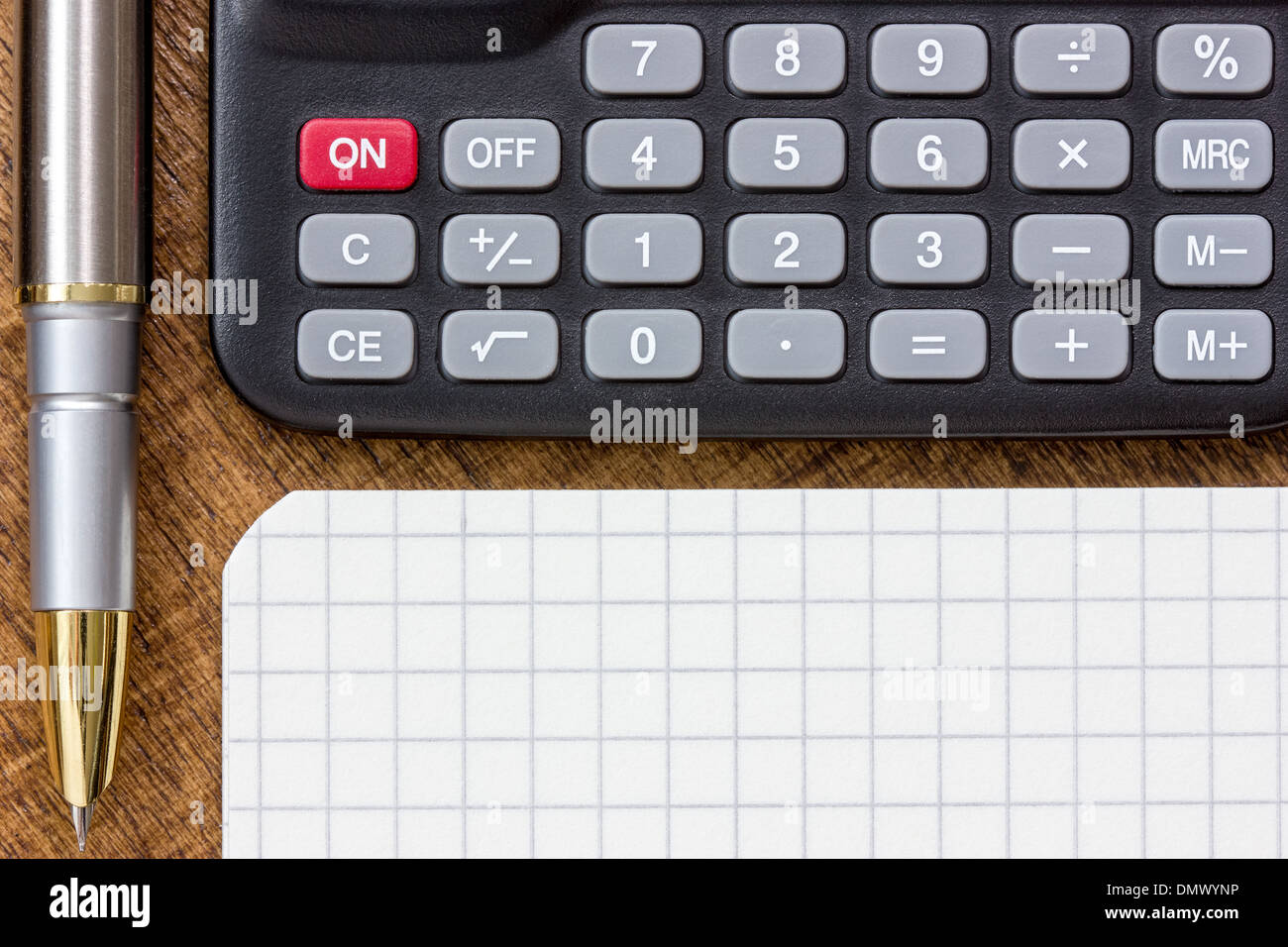 L'ajout des chiffres concept avec calculatrice, stylo et bloc-notes sur la table Banque D'Images
