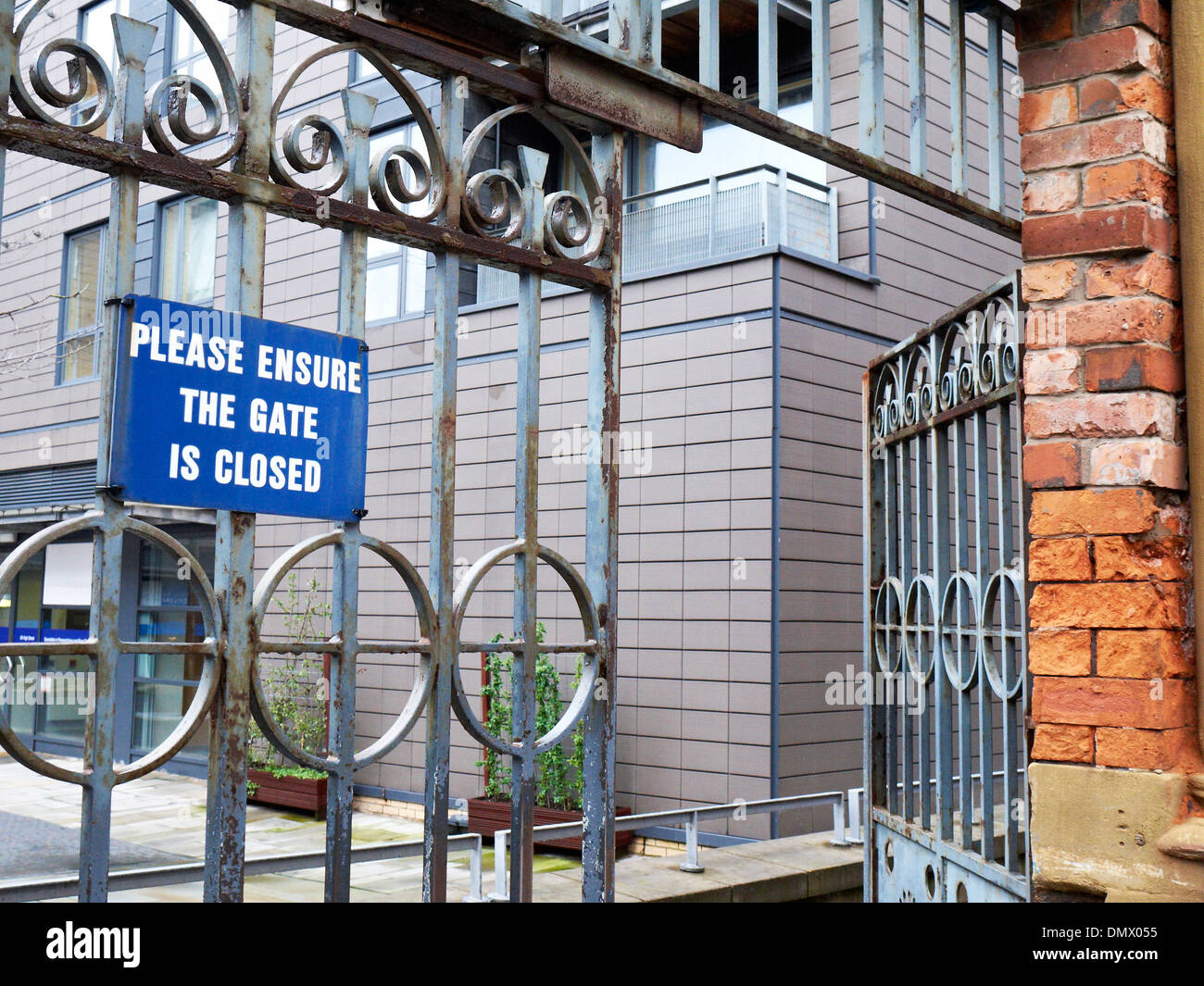 Veuillez vous assurer que la porte est fermée signe avec open gate UK Banque D'Images
