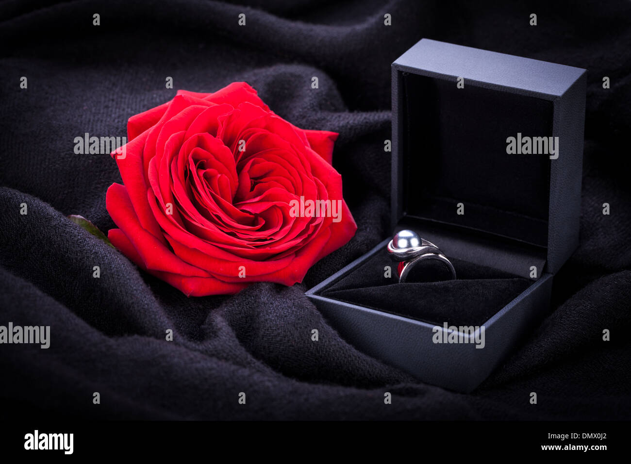 Rose rouge et anneau de diamant dans une boîte présente l'amour de l'engagement de Valentines Banque D'Images