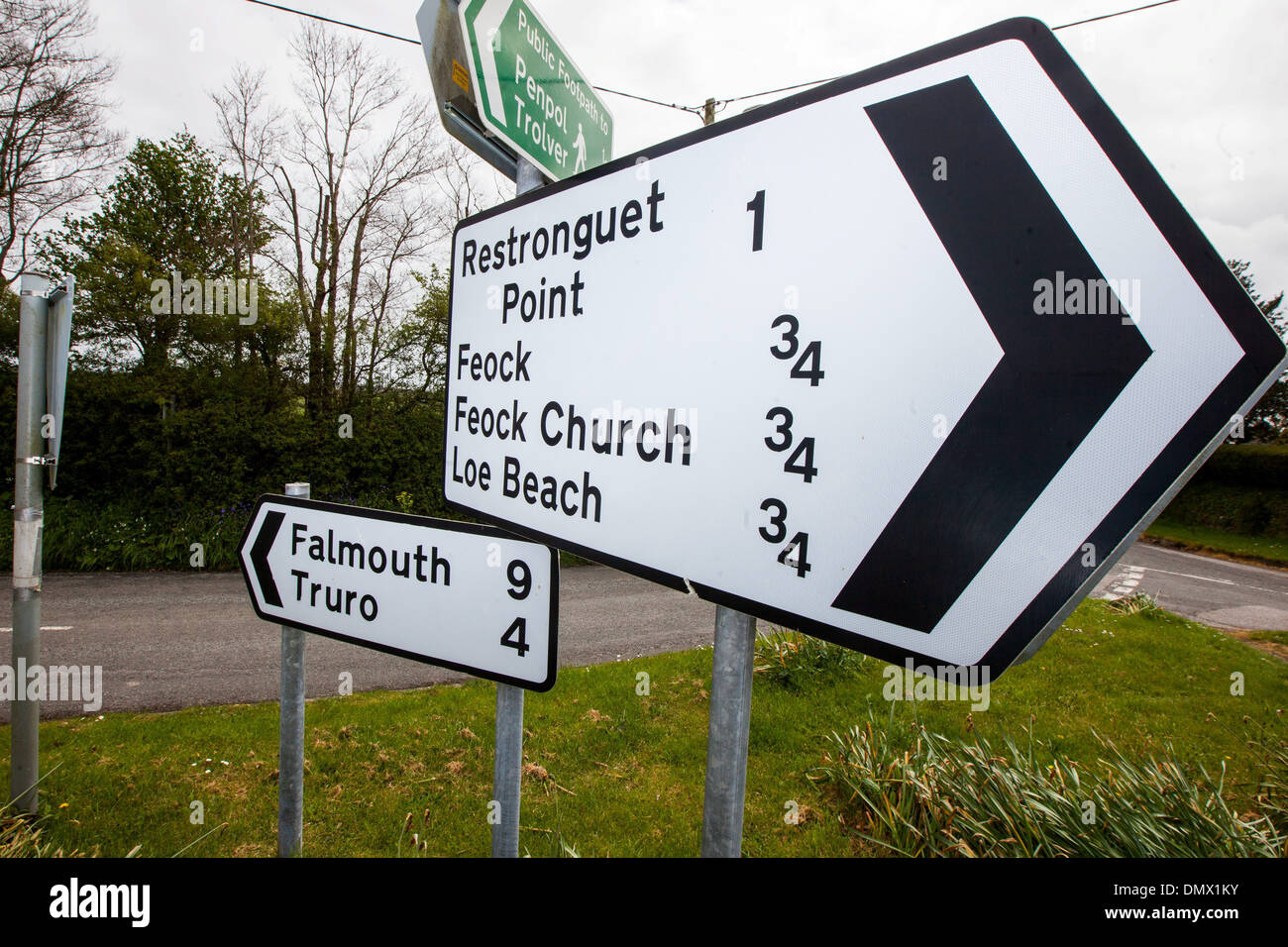 GV de certains des signes qui encombrent le village de Feock à Cornwall. Banque D'Images