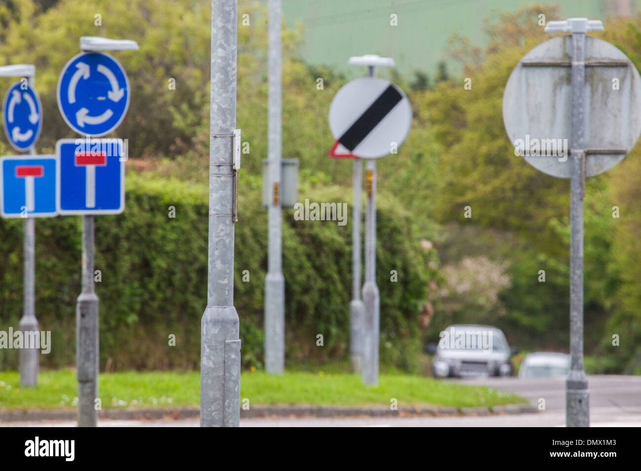 GV de certains des signes qui encombrent le village de Feock à Cornwall. Banque D'Images