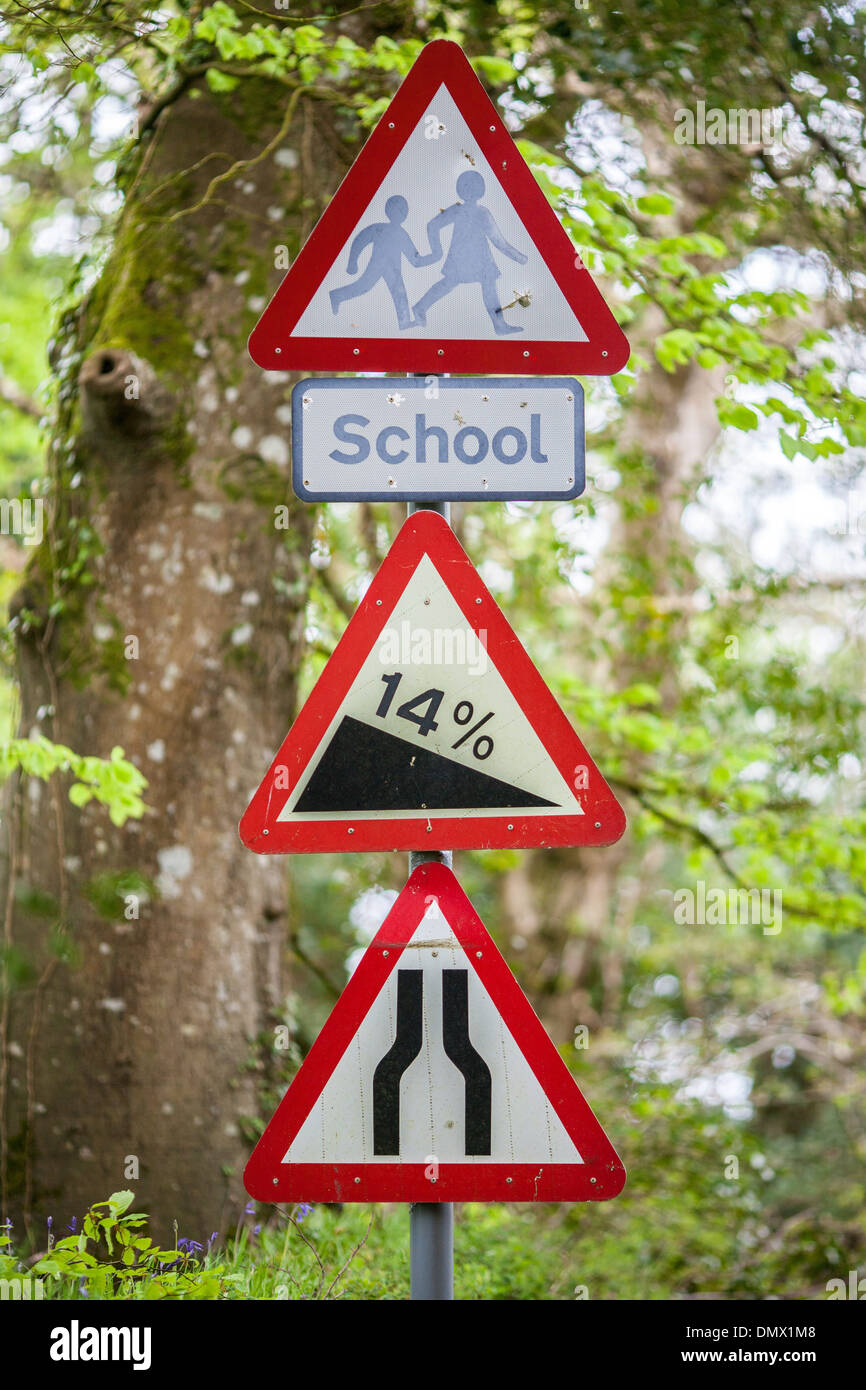 GV de certains des signes qui encombrent le village de Feock à Cornwall. Banque D'Images