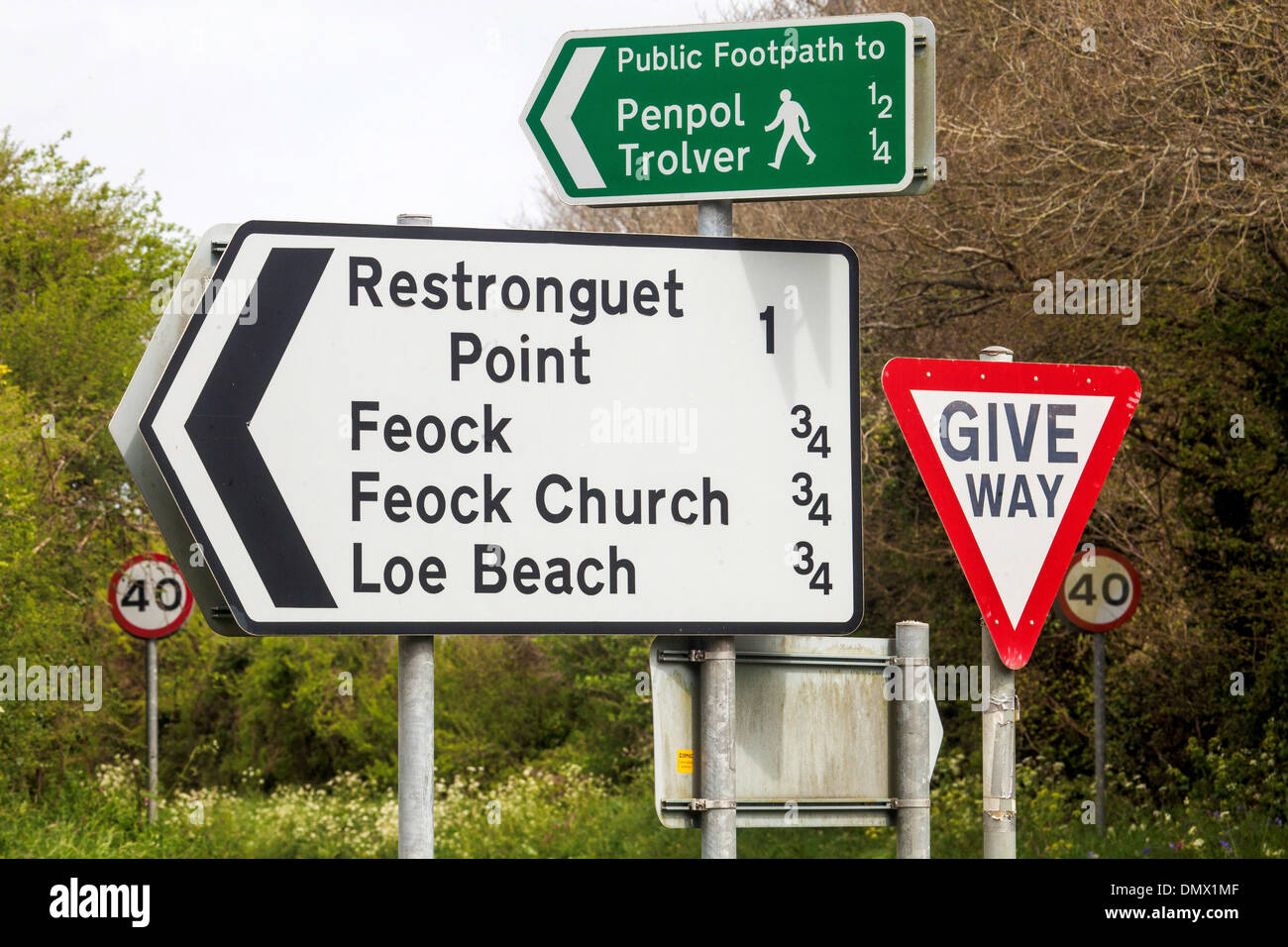 GV de certains des signes qui encombrent le village de Feock à Cornwall. Banque D'Images