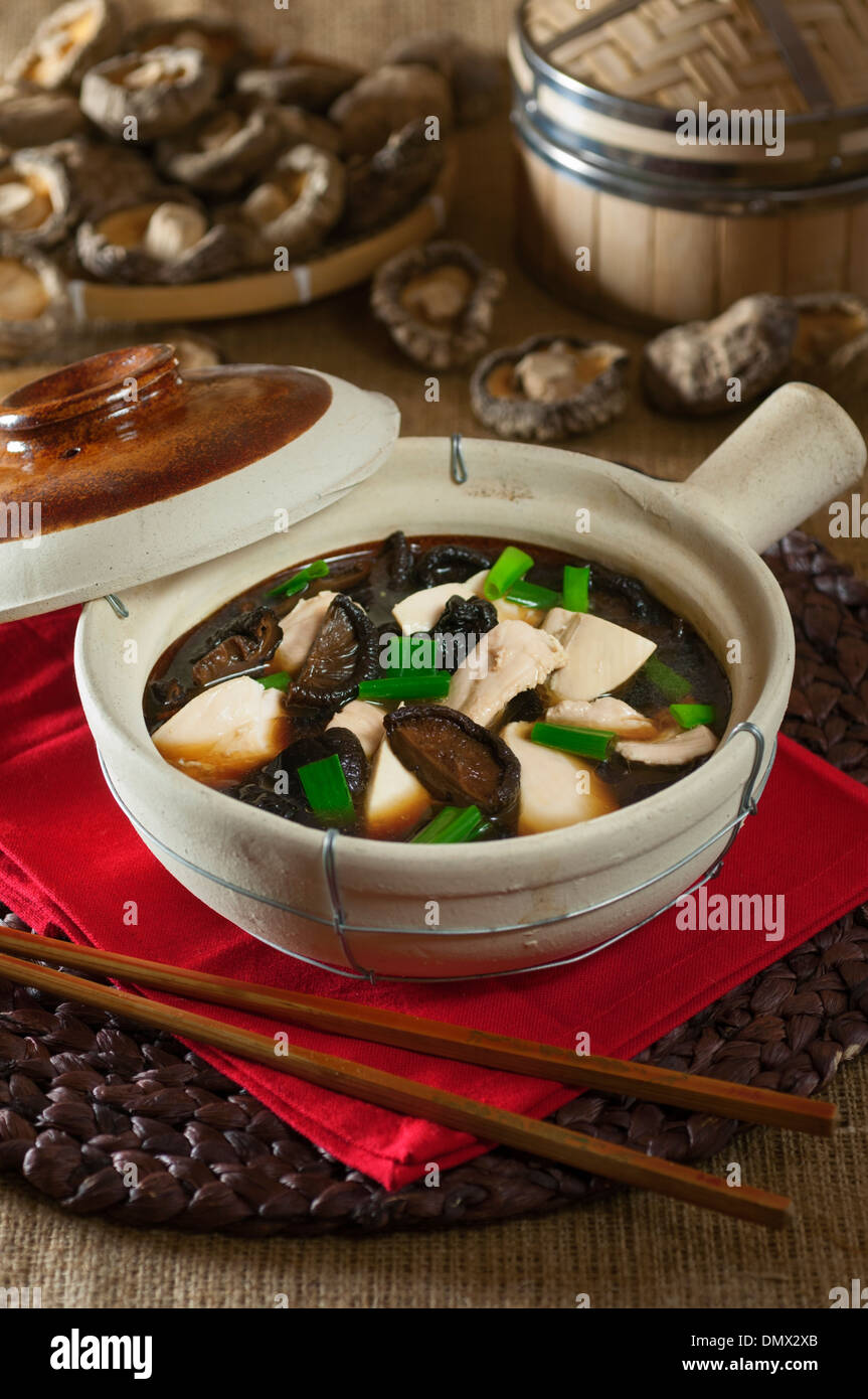 Pot en argile de poulet avec les champignons. Chinese food Banque D'Images