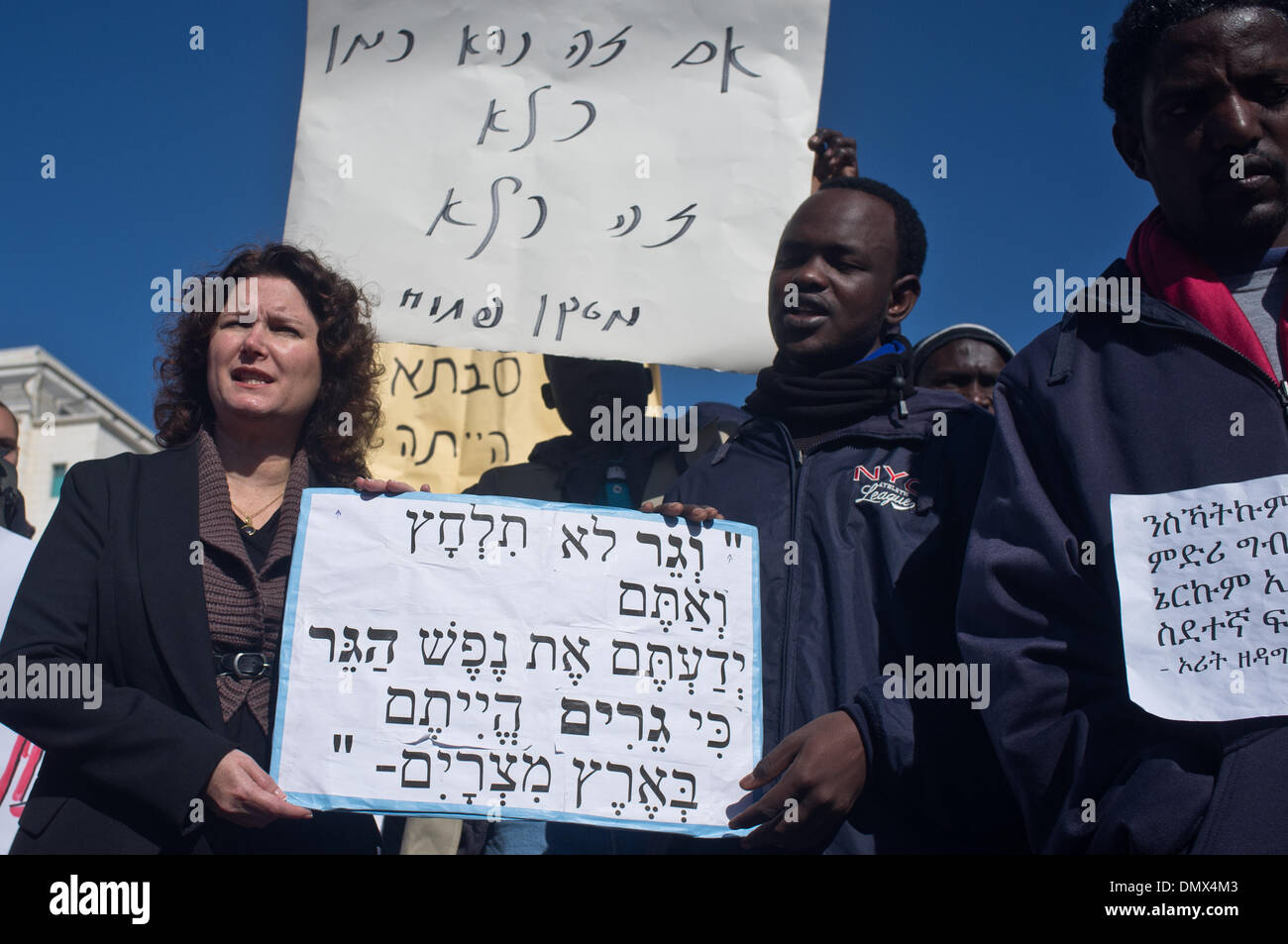 Jérusalem, Israël. 17 décembre 2013. MK Michal Rozin (Meretz, L), Président du Comité de la Knesset sur les travailleurs étrangers, démontre en solidarité avec les migrants africains en Israël pour protester contre les politiques de détention. Jérusalem, Israël. 17-Dec-2013. Quelque 200 migrants africains et des militants des droits de manifestation devant le bureau du premier ministre. Les migrants, comme illégale des infiltrés ou demandeurs d'asile selon le point de vue politique, la demande l'examen de leur demande d'asile. Credit : Alon Nir/Alamy Live News Banque D'Images