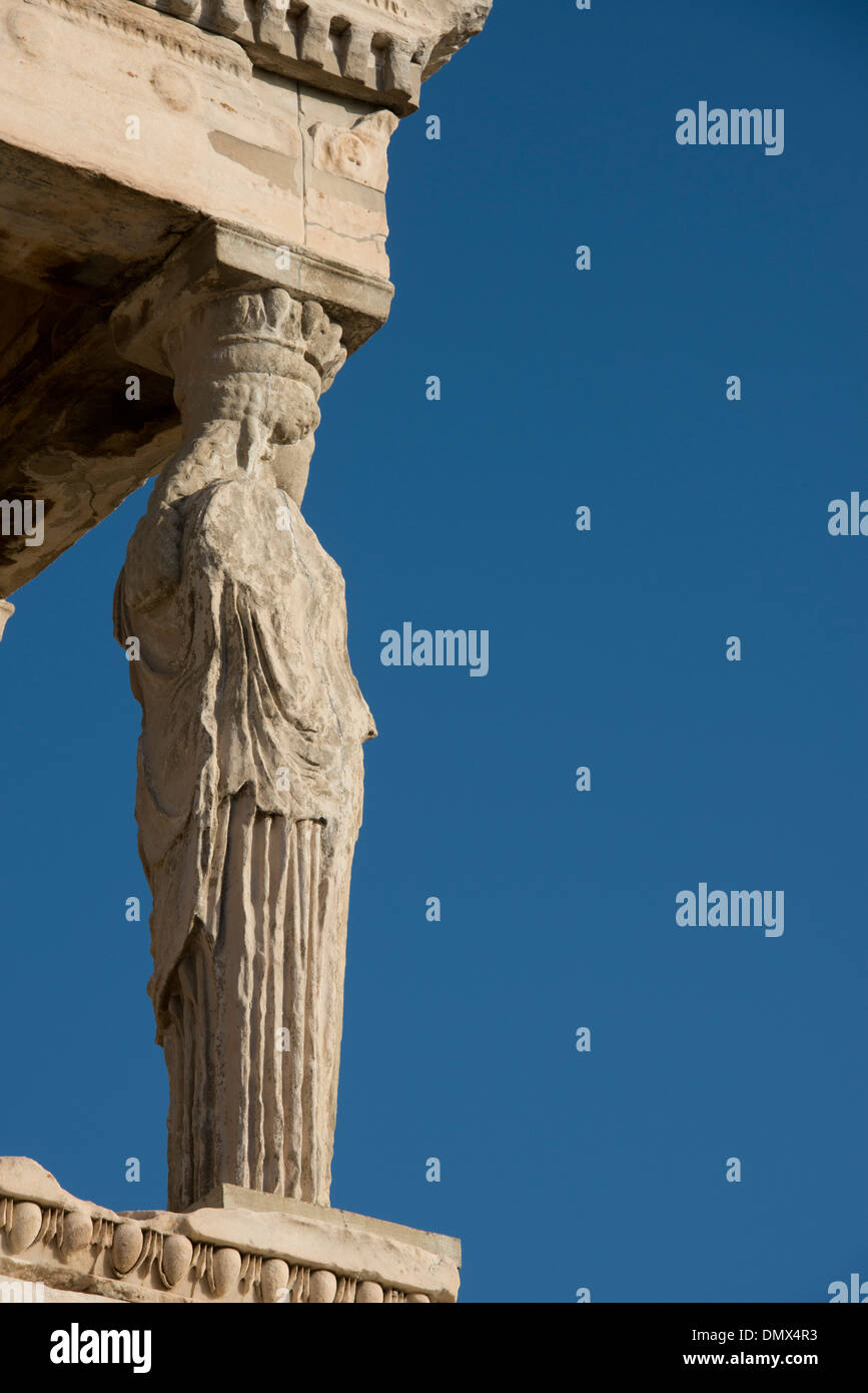 Grèce, Athènes, acropole. Erectheum, portique de cariatides. Détail des colonnes de jeune fille. Banque D'Images