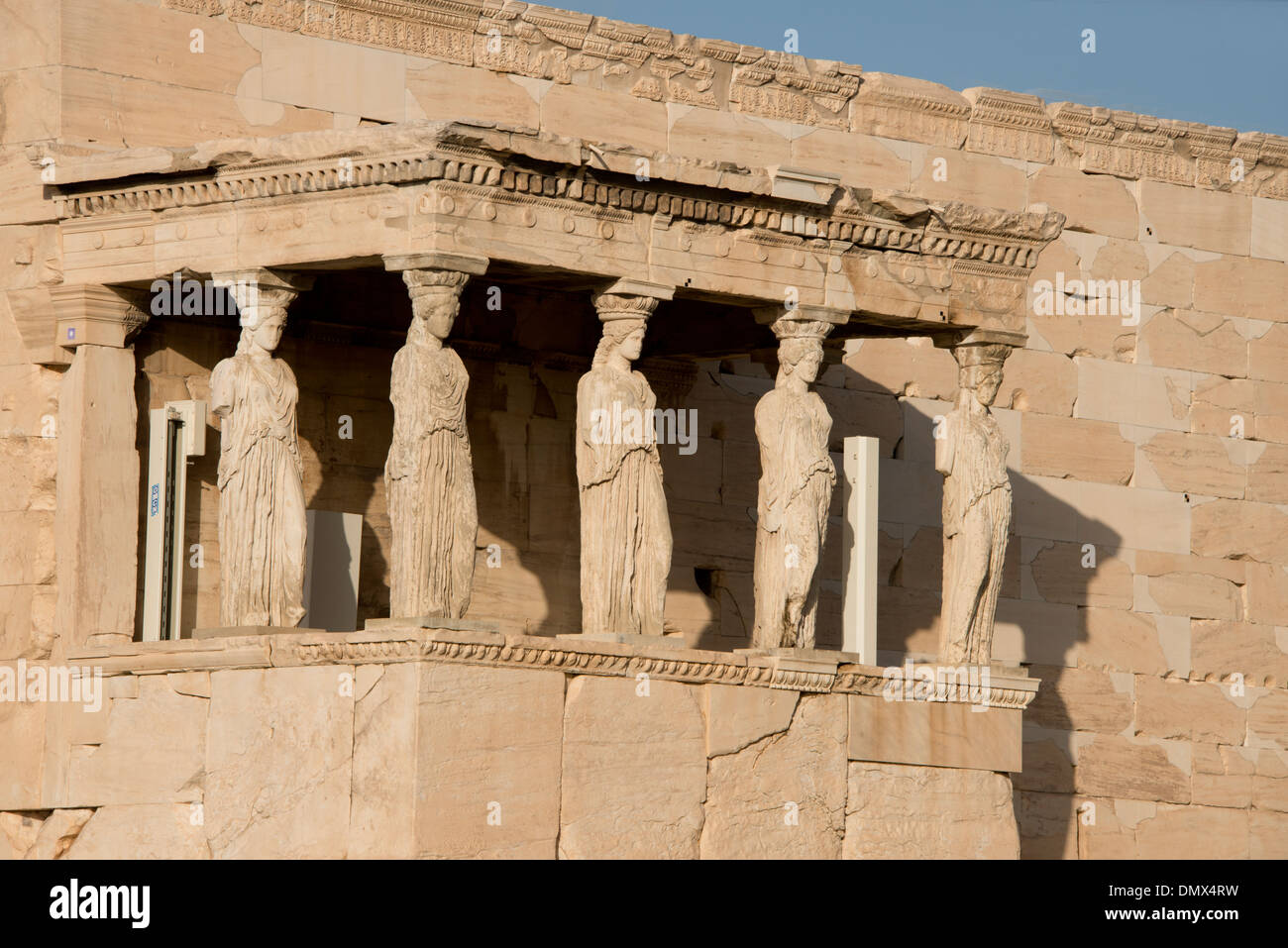 Grèce, Athènes, acropole. Erectheum, portique de cariatides. Détail des colonnes de jeune fille. Banque D'Images