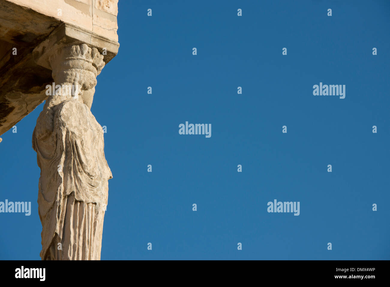 Grèce, Athènes, acropole. Erectheum, portique de cariatides. Détail des colonnes de jeune fille. Banque D'Images